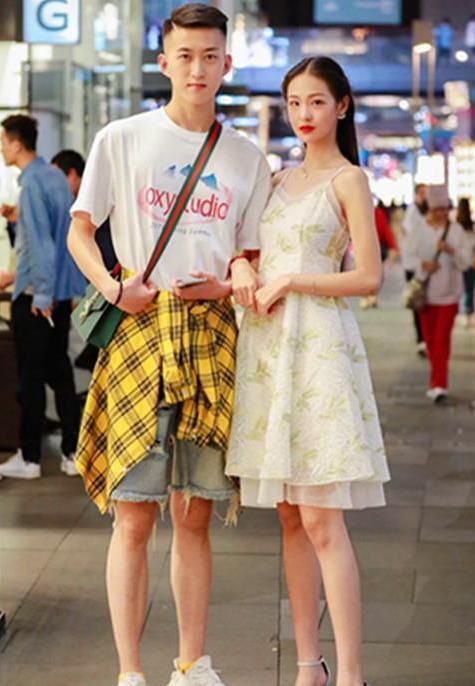  【气质】街拍秋水伊人的美女，一条橘色的一字肩连衣裙，时尚魅力气质