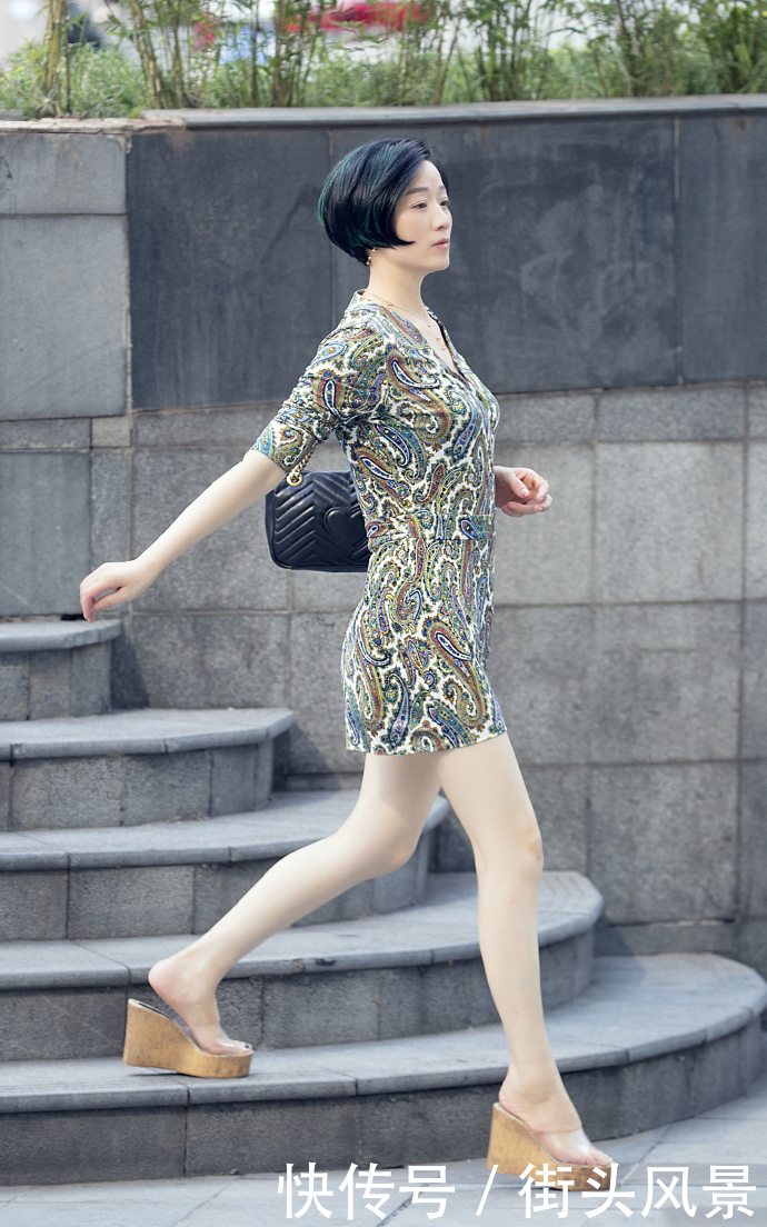 六位赏心悦目的美女，服装风格各异，美的效果却都是养眼！