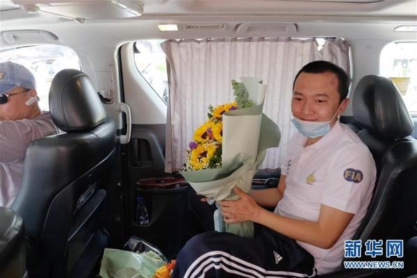 香港机场被打记者坐车离开医院