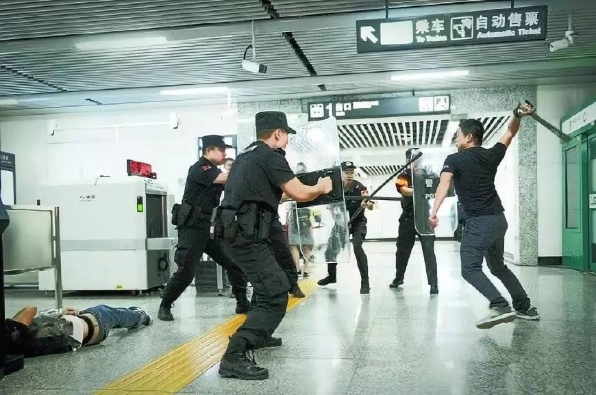 叉车暴起伤人1死10伤被击毙,我看到的是警察满