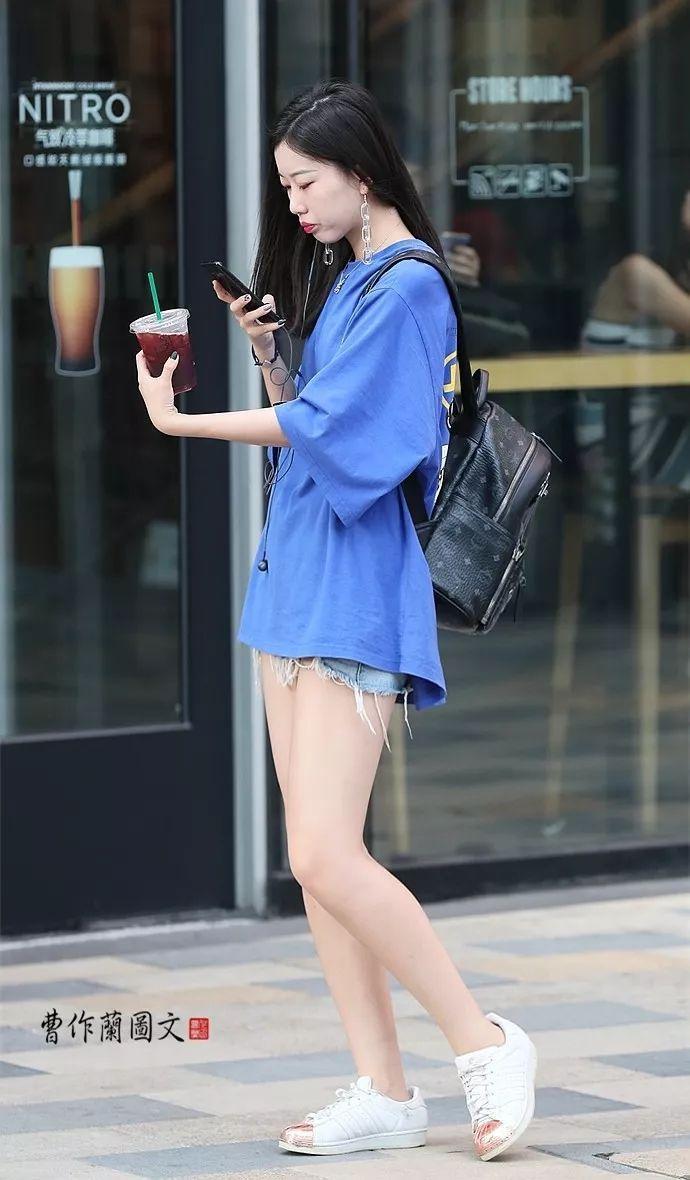 街拍：这些美女不仅拥有大长腿