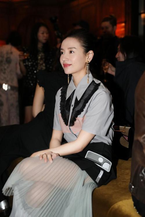 董洁真敢穿，蕾丝上衣太透了，网友：越来越有女人味了