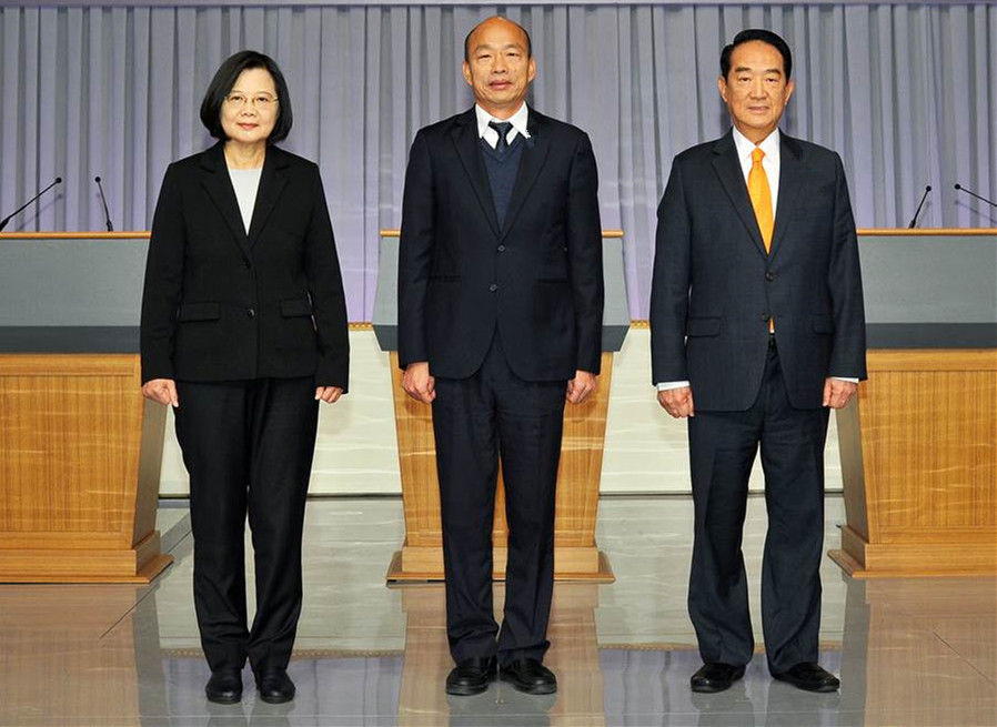  [宋楚瑜]宋楚瑜穿博士服现身政见发表会 蔡英文尴尬大喊这句话