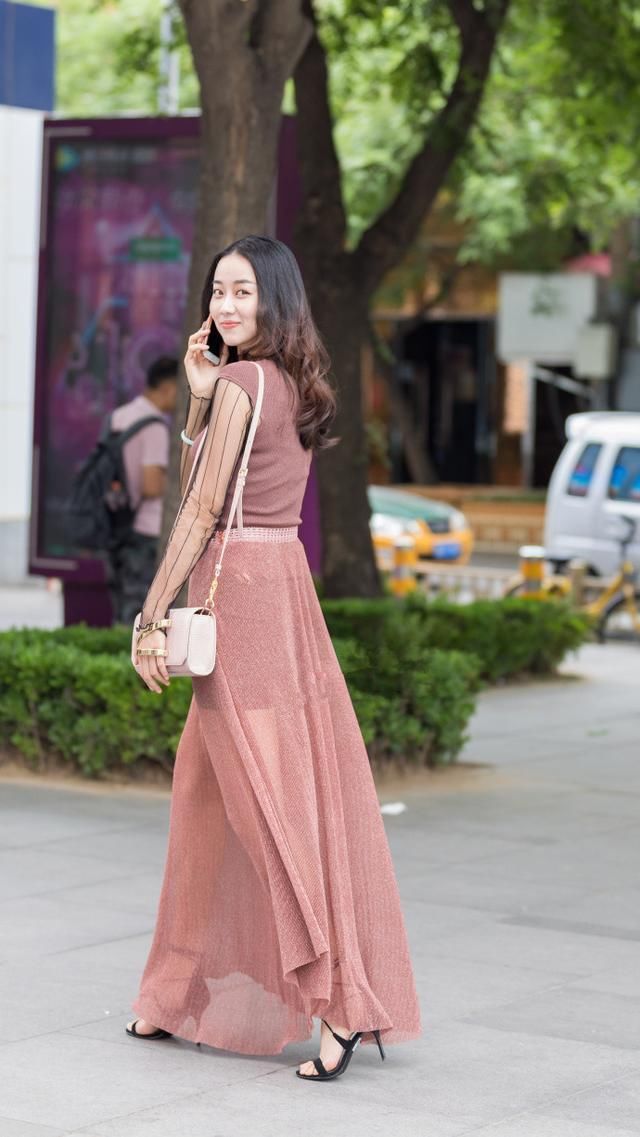 街拍 东莞今年夏季很流行吊带连衣裙，配上饰品，这么穿很美