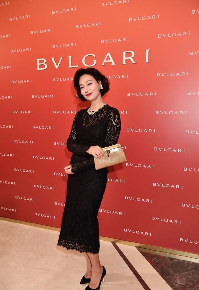 惠英红穿上舒畅的花朵裙，相差27岁却不输，影后气场真不是盖的