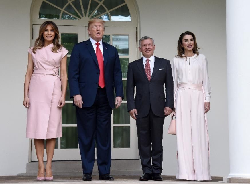 年龄相仿的第一夫人，同样是穿粉色系列的裙子但穿出了不同的韵味