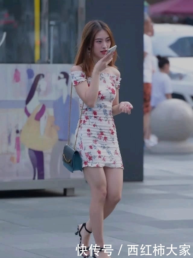 『穿着』路人街拍:小姐姐穿着碎花裙修身时尚,网友:身材真好