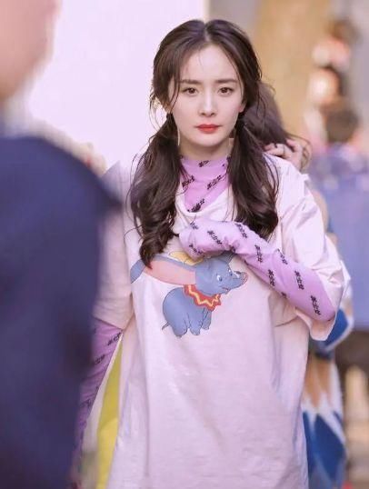 『女人』发际线高的女人别扎高马尾,换个发型更有气质,时尚减龄还不俗