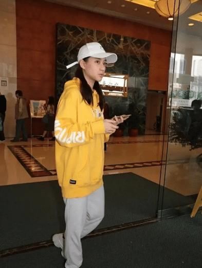  「皮衣」赌王千金何超莲没有1米6皮衣配短裤玩下衣失踪，穿出170即视感
