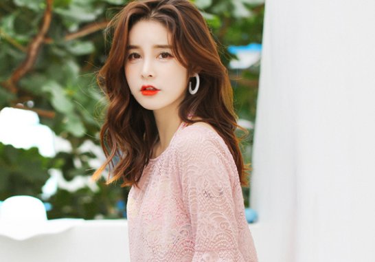 穿比基尼也太开放了，保守女人可以学下图这样穿，显高很清凉