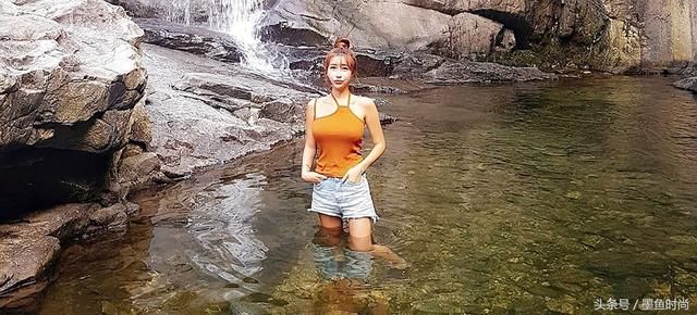 泡温泉来款挂脖吊带，吃个面都美的过分！