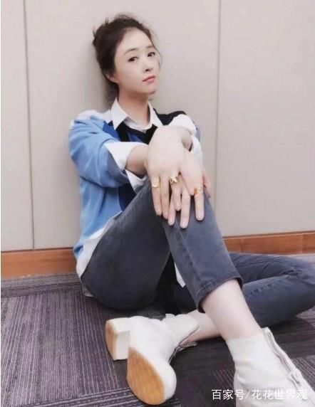 曾经的微胖界性感女神，其中一人肚子上的脐环更惹人注意