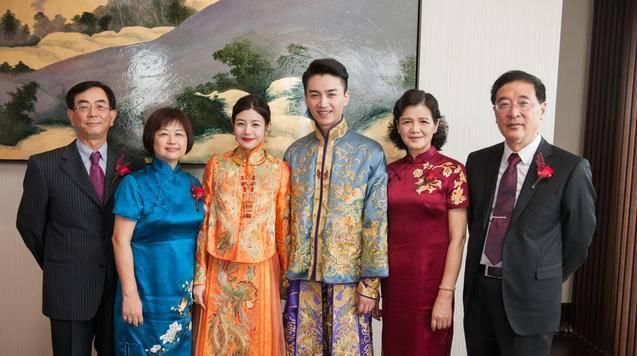  『妈妈们』婚礼妈妈装怎么选端庄又得体?来看众星妈亲身示范婚礼穿搭！