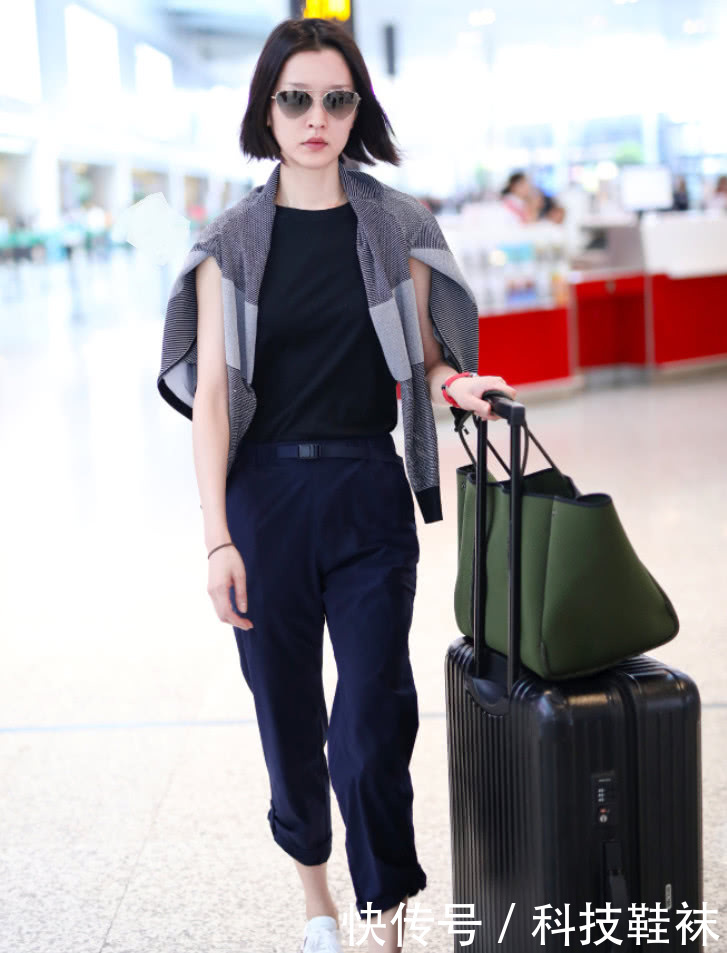 杜鹃太会玩了,“安全带”的裤头好新潮,穿垃圾袋都好看的人!