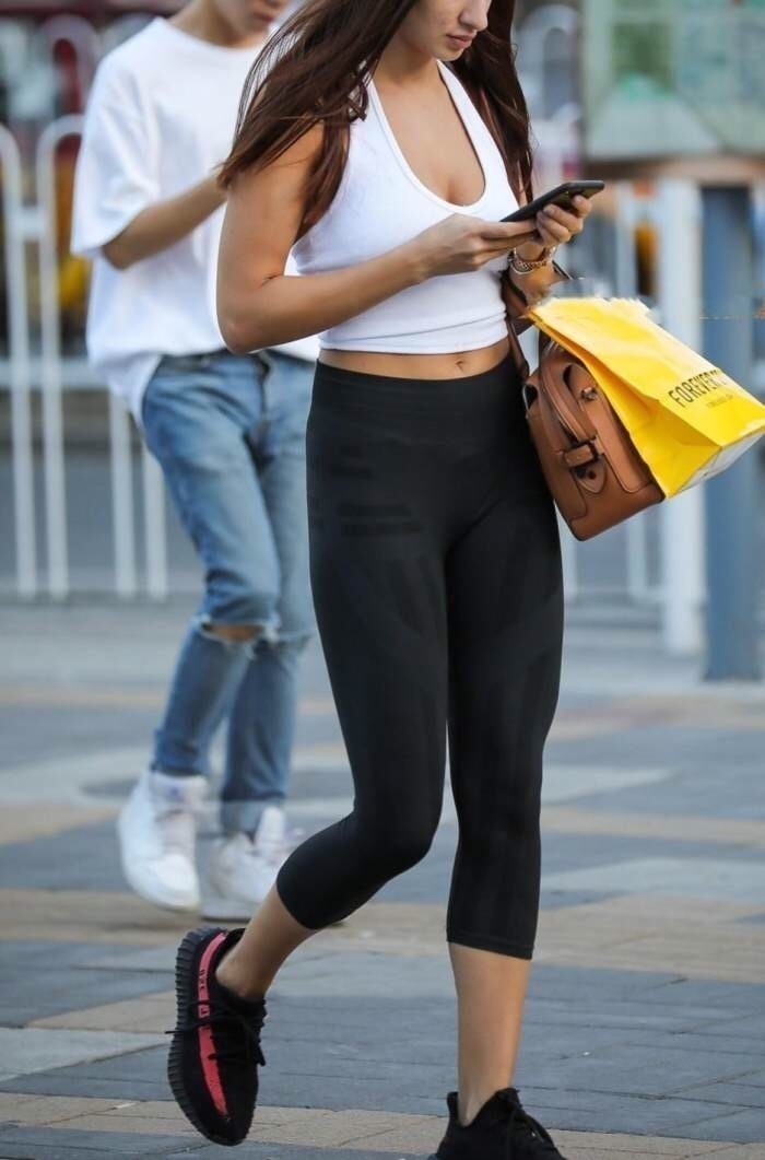 街拍：饱满身材的气质辣妈喜欢穿紧致的紧身裤，勾勒身材凸显性感