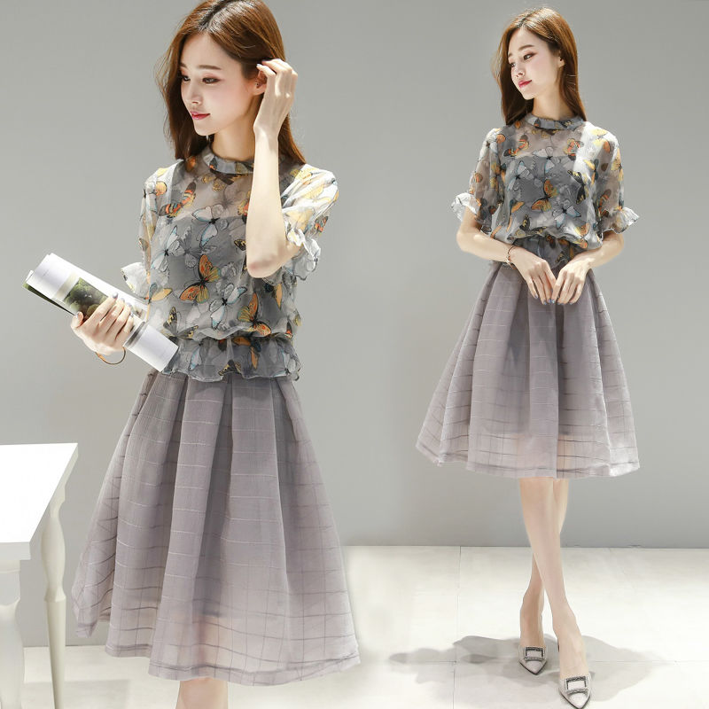 显气质的一款连衣裙，赚足回头率，充满了时尚优雅的美感