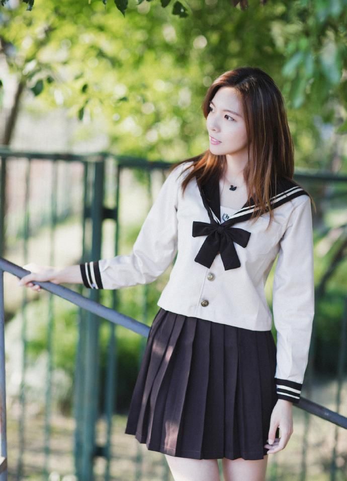性感制服美女短裙美腿气质写真图片