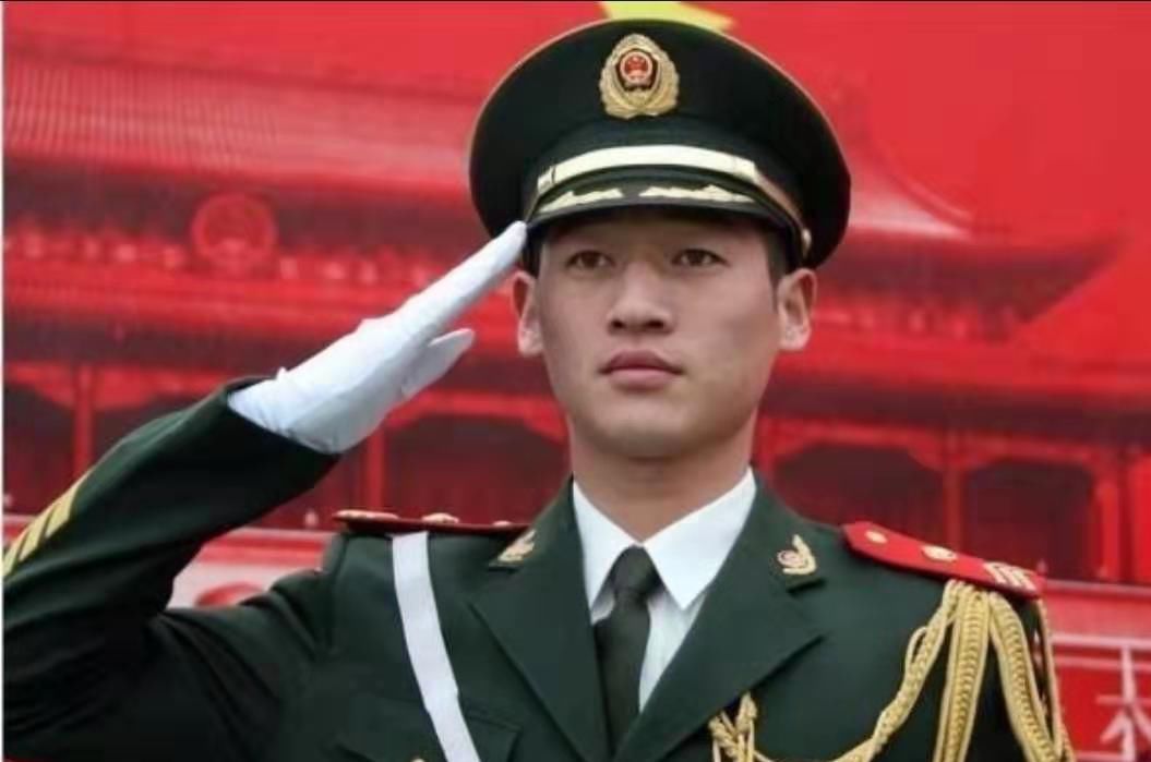  升旗手：中国第一升旗手，婉拒50万年薪