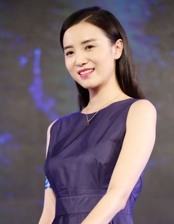 『来特别』宋佳敢晒高清未修图, 脸上坑洼不平还有黑眼圈, 反而漂亮!