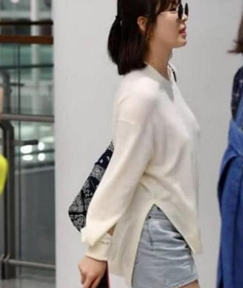 宋慧乔麒麟臂比蒋欣还严重，机场里只能穿宽松衣服了！