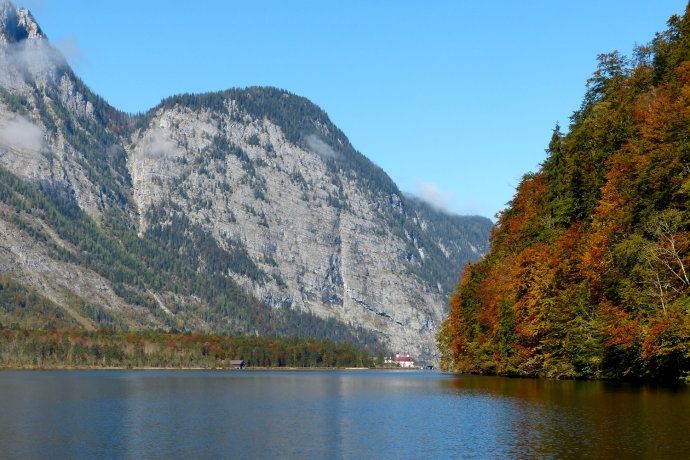 阿尔卑斯山中藏有一湖，如果说这里晴天像天堂，那阴天就像仙境