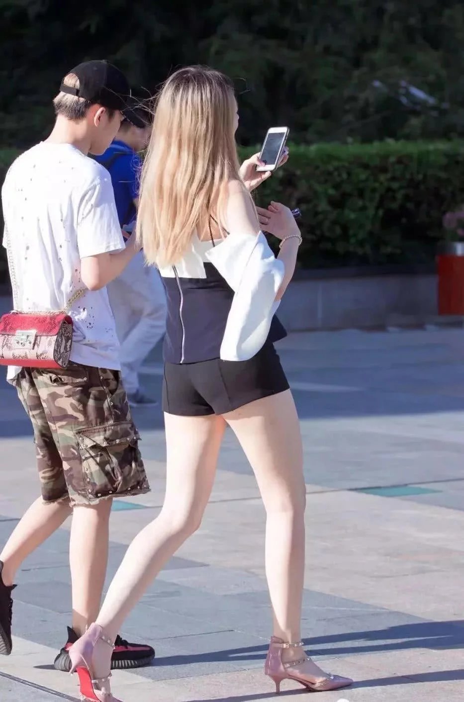 性感小姐姐身穿露背装搭配黑色超短裤，大秀美背十分性感，吸睛无