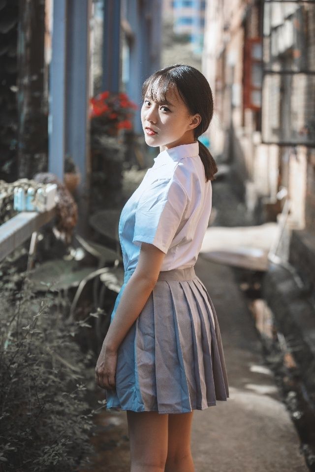 人像摄影：姑娘看起来光鲜靓丽，美丽性感