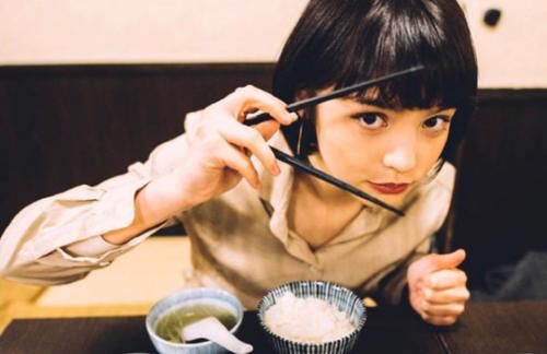 不想■日常坚持这3习惯，腿悄悄变细，身材也好了，女生不想有“萝卜腿”