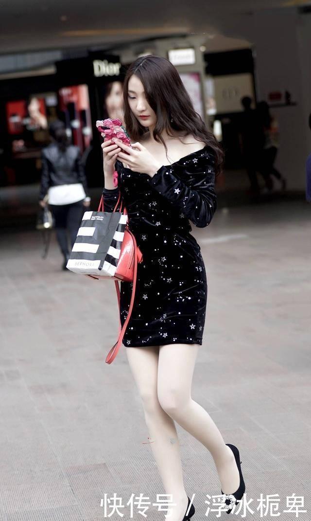 美女■露背的设计,非常彰显性感,小姐姐身上的这款连体裤