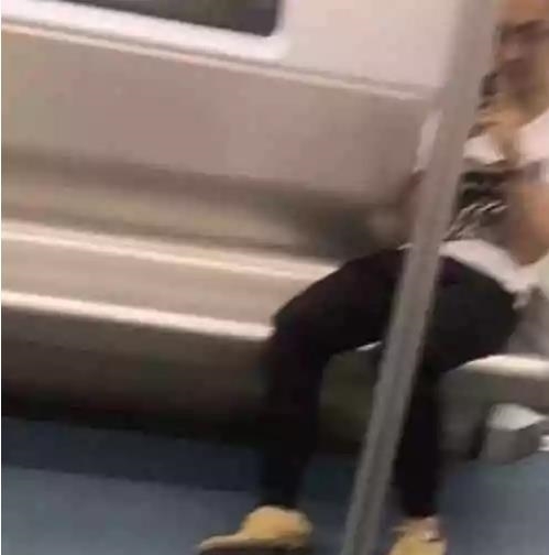 抖音的地铁一农民工火了, 一个姿势引发无数网友的点赞!