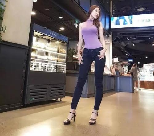 街拍:小姐姐紧身打底裤与上身丰满的身材对比鲜明，迷人养眼！