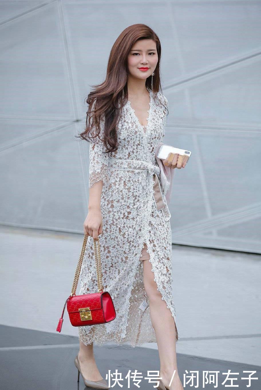  #展现#很会搭配的美女，时尚的单品可以展现迷人气息