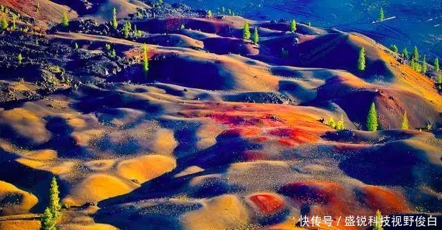 精选一组奇趣图片；北京西山上空出现圆形“航迹云”