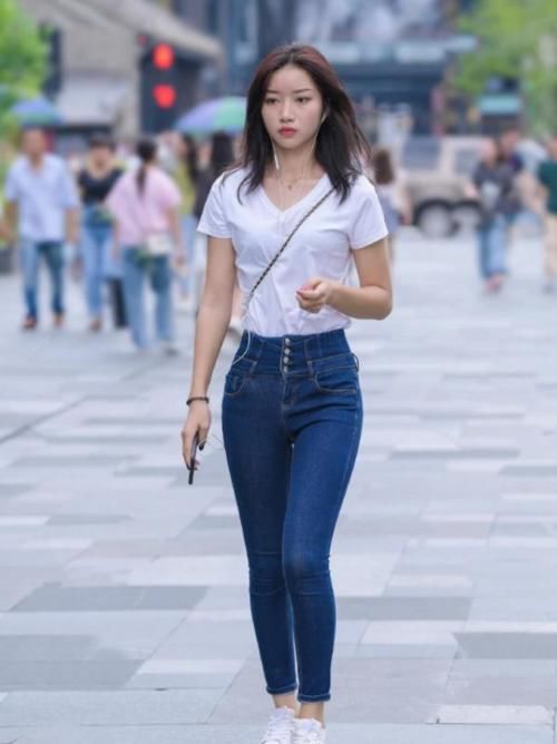  「位小姐姐」“火辣辣”的紧身牛仔裤，最完美的曲线轮廓，网友：经典！