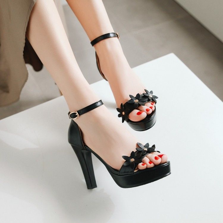 37岁的小姨穿这样的一字扣凉鞋，简直美爆了，女神范十足啊