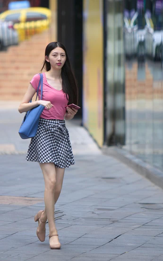 街拍：仙气飘飘会穿的小姐姐，搭配上线条明显大气又优雅！