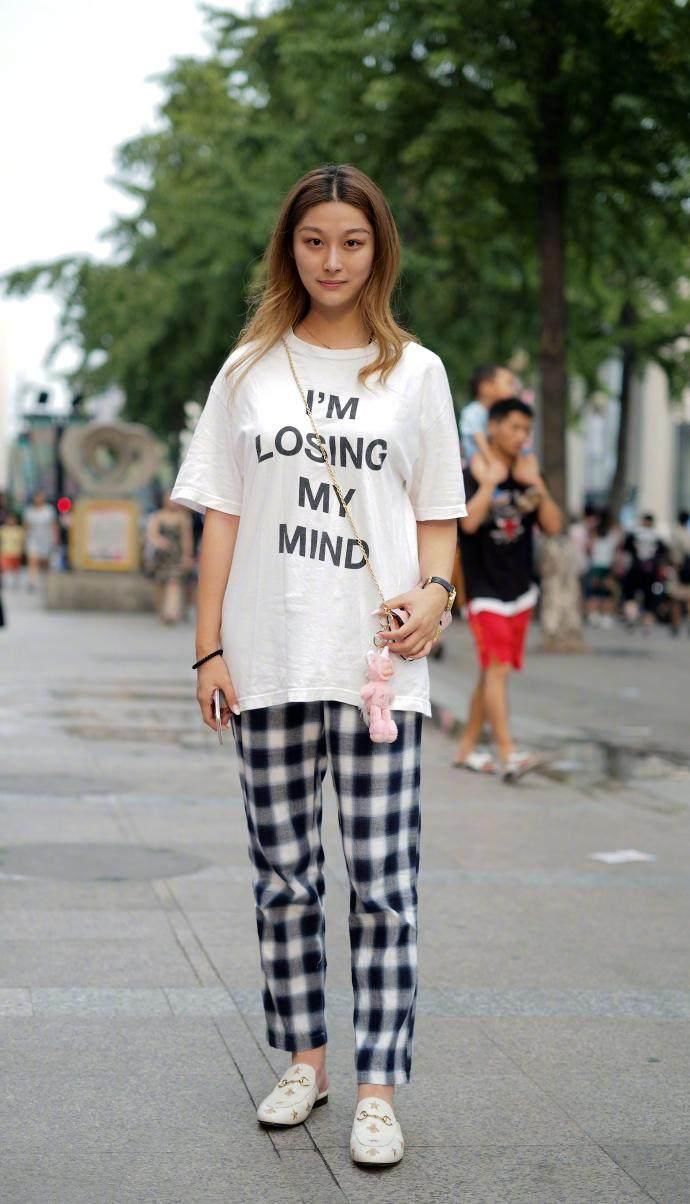 美女小姐姐白色露脐装搭配牛仔裤，大长腿真是越看越爱看!