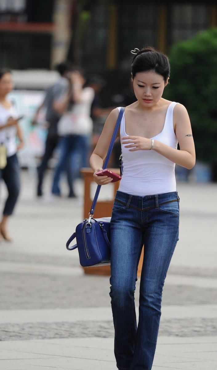 街拍:白色吊带低胸牛仔裤美女，腿真长