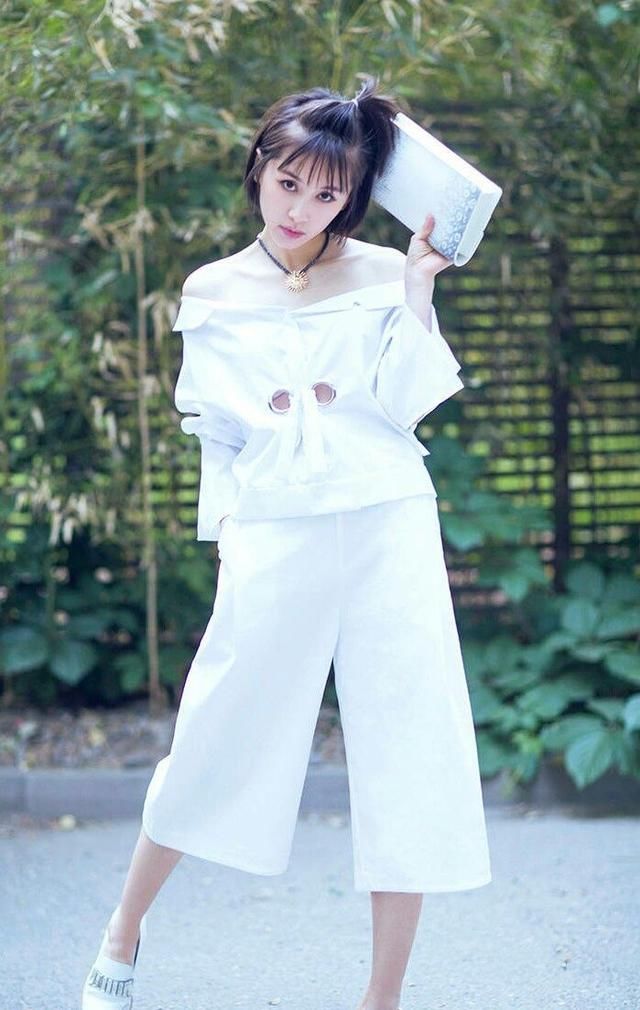 王子文矮到不用穿裤子？下半身失踪照，有点太短了？