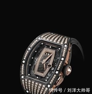 『口红』小丑女搽口红秀名表 搭黑西装又帅又美