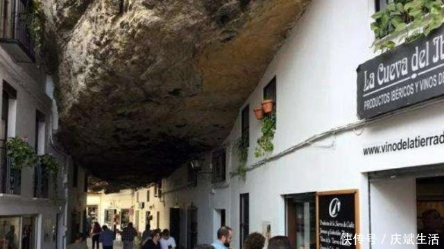 整座村子都被巨石压在底下，村民在这里生活600多年，不害怕吗