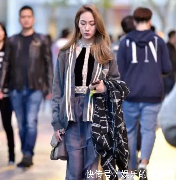  美女■街拍天生丽质的美女，一件紫色背心配黑色运动裤，青春活力气质