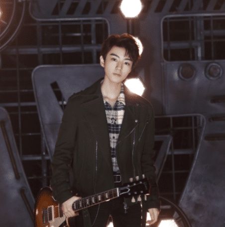 『刘海』难怪王俊凯不常换发型, 当他梳起刘海之后, 网友：判若两人