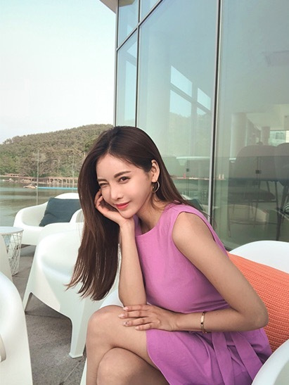 清新娇俏的气质美女，赏心悦目的搭配，处处流露出典雅大气的魅力