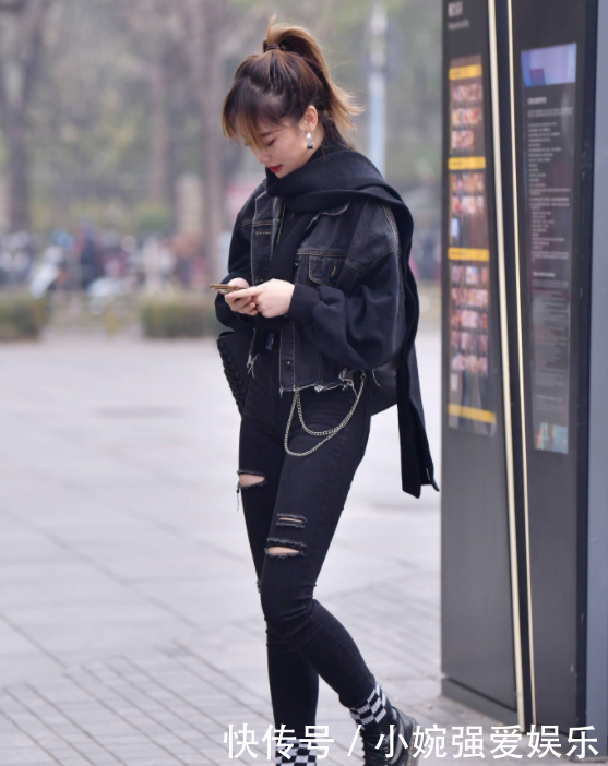  [曲线]街拍美图：靓丽曲线的小姐姐，休闲的打扮，养眼有魅力！