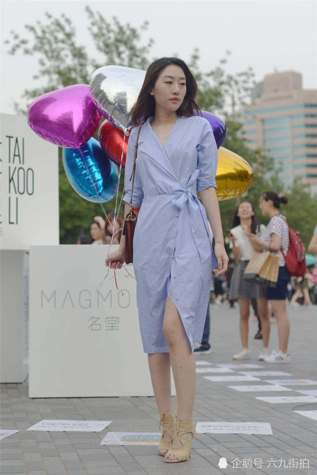  「着显瘦」夏初时节，穿着连衣裙出门，要搭配一双高跟鞋更好看