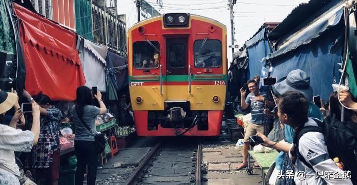 直击全球最牛菜市场，火车贴着瓜果跑，游客称之曼谷网红景点!