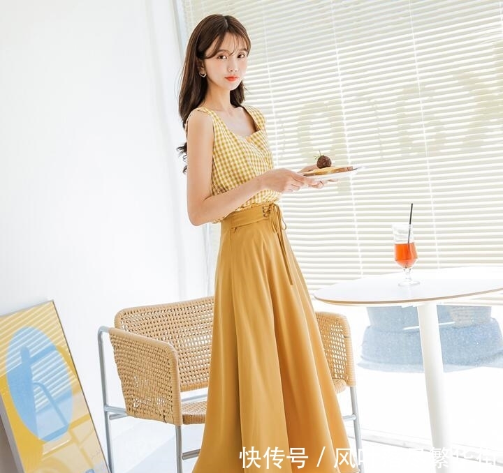  闺蜜■别再穿满大街的打底袜了，闺蜜穿上正流行的半身裙，真美