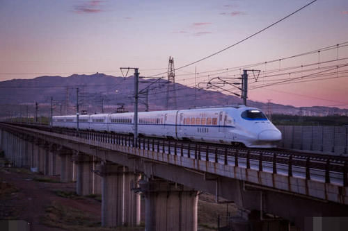  堪称■中国将迎来“最长高铁”，全长2千3百公里，堪称高铁大动