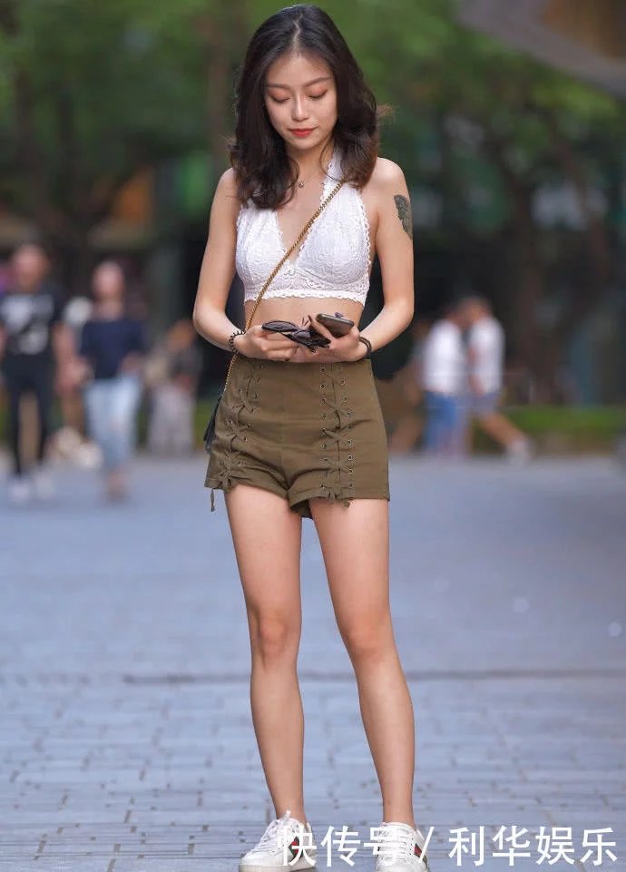 白色蕾丝吊带风情女郎，让整个白皙丝滑的美背暴露在空气中，大大